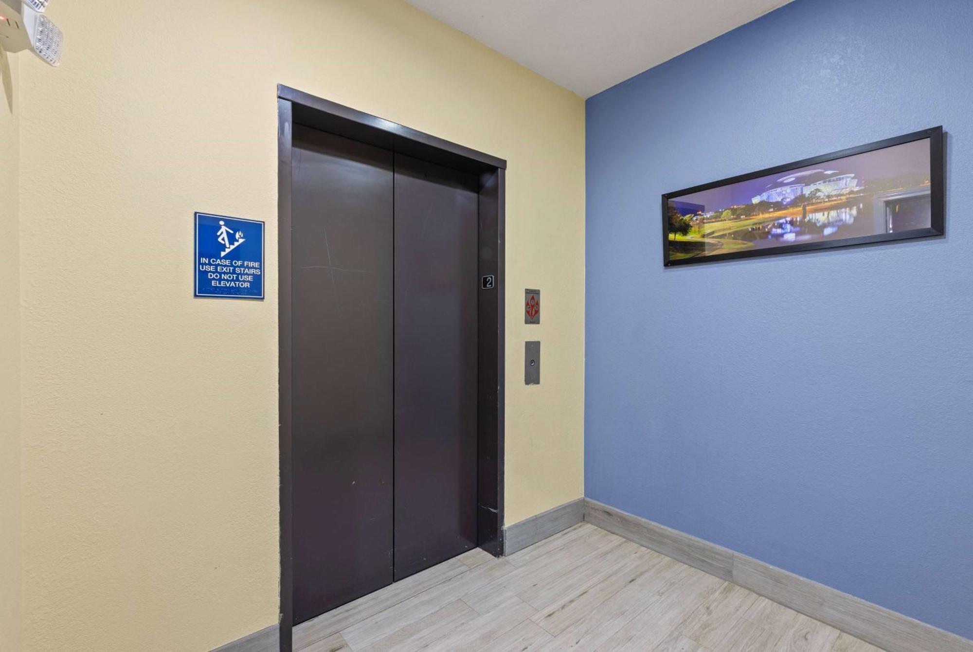Days Inn & Suites By Wyndham Dfw Airport South-Юлесс Экстерьер фото