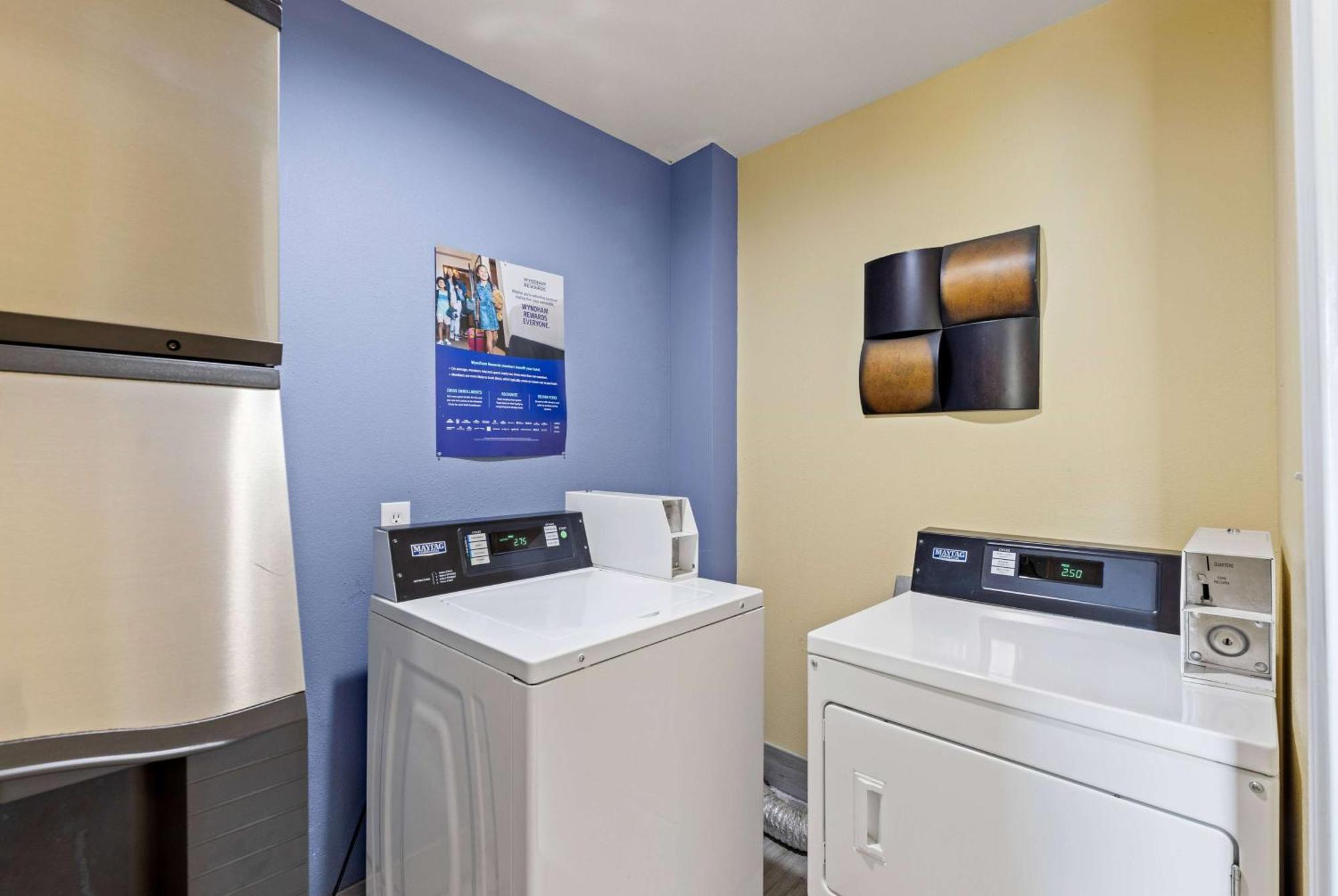 Days Inn & Suites By Wyndham Dfw Airport South-Юлесс Экстерьер фото