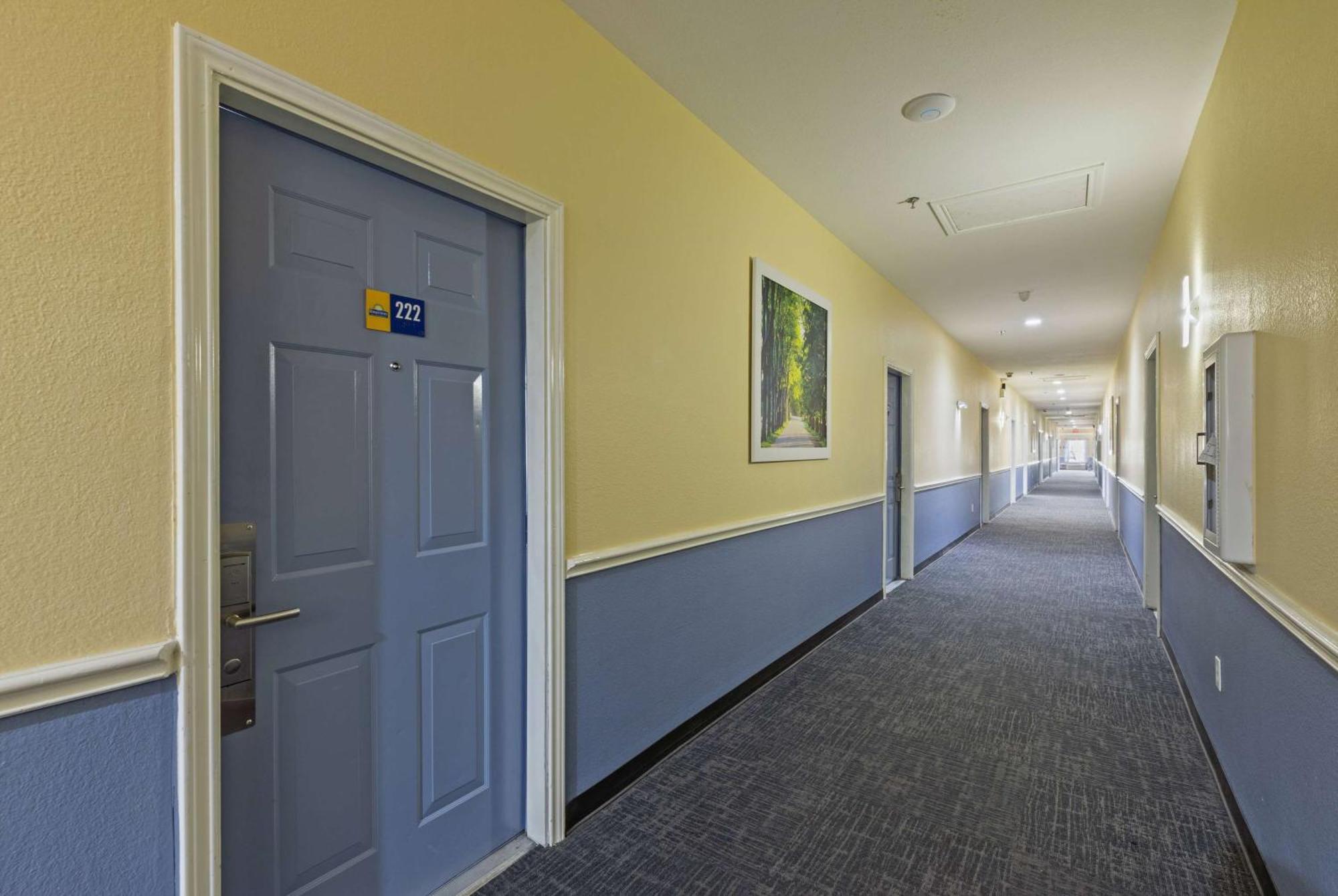 Days Inn & Suites By Wyndham Dfw Airport South-Юлесс Экстерьер фото