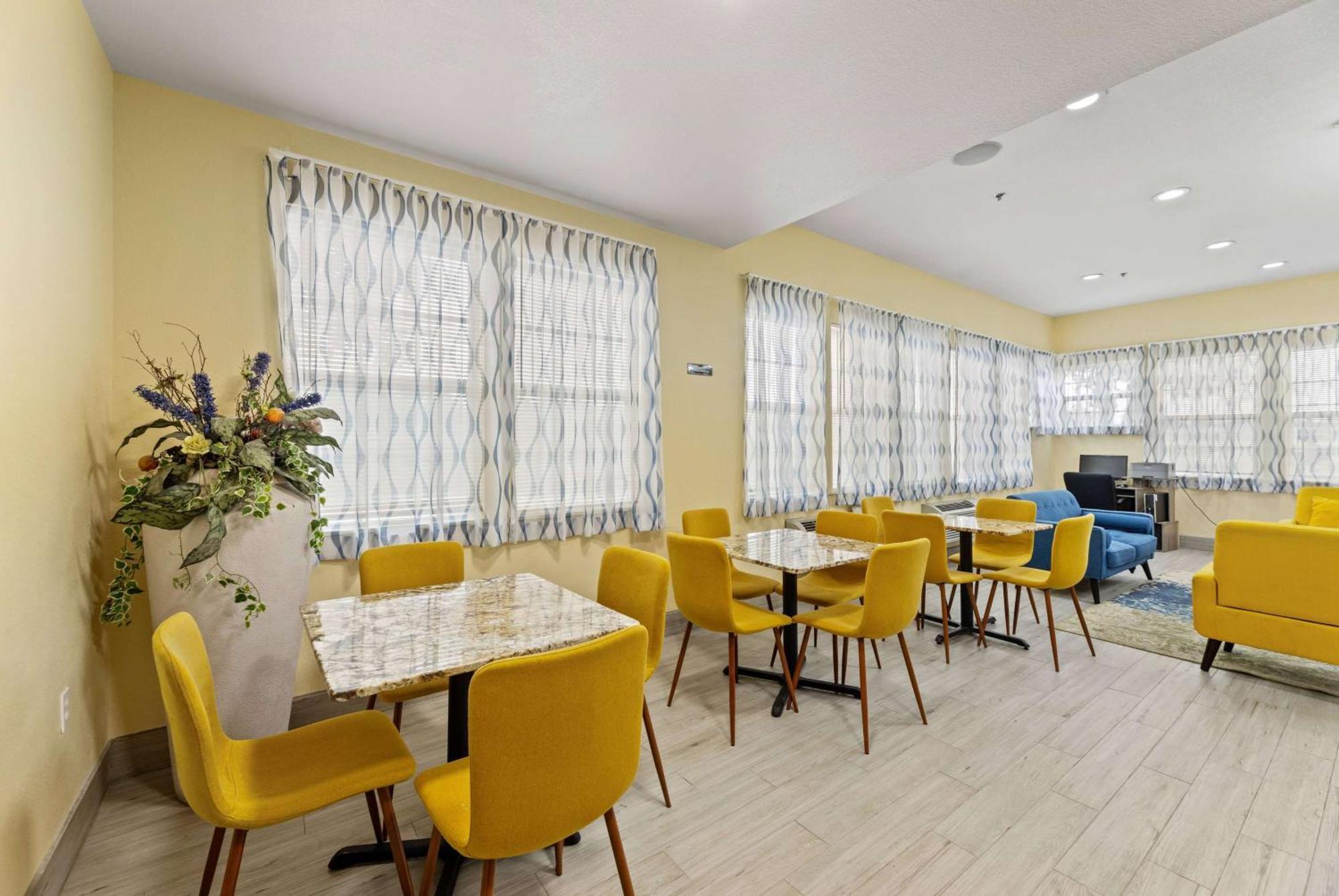 Days Inn & Suites By Wyndham Dfw Airport South-Юлесс Экстерьер фото