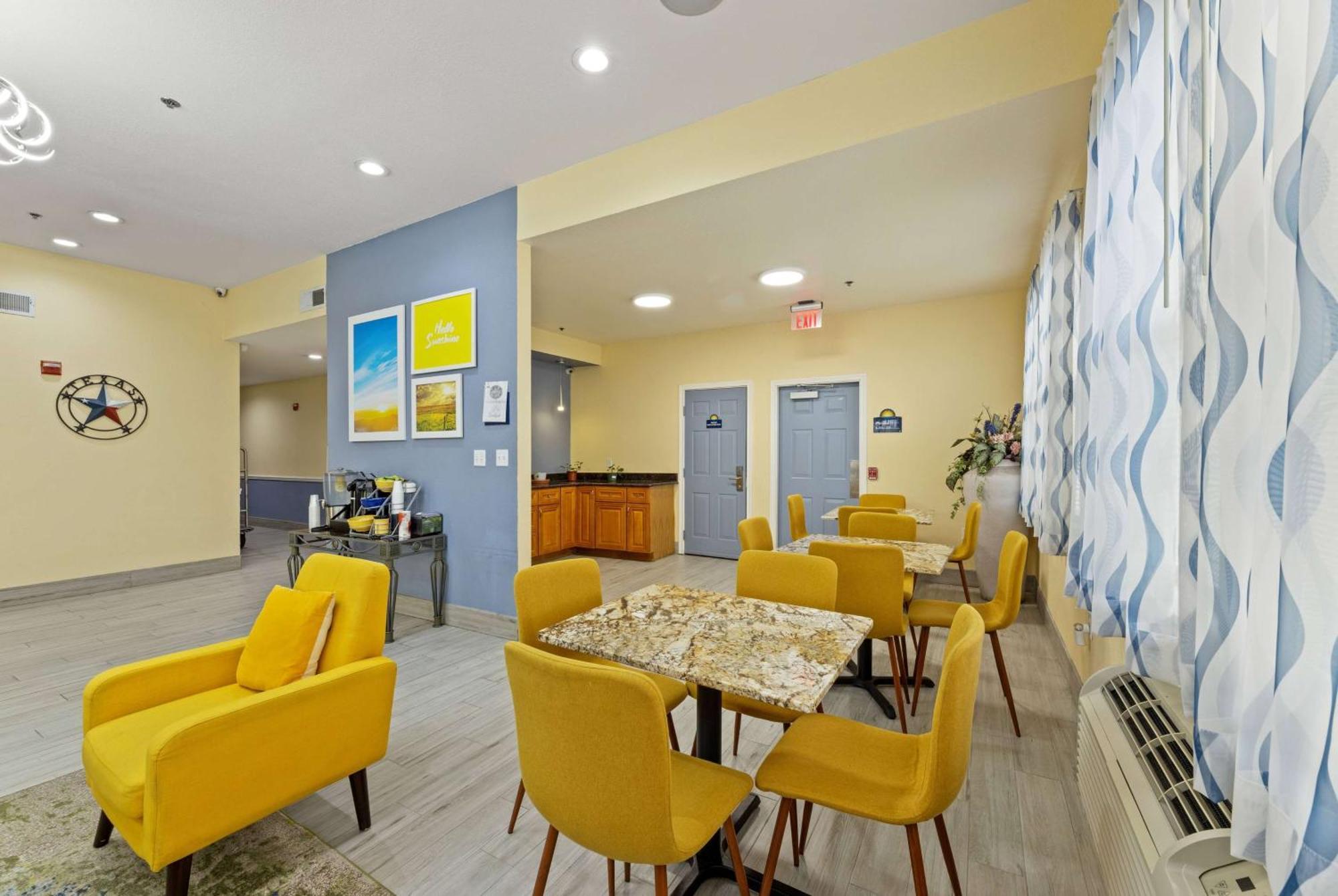 Days Inn & Suites By Wyndham Dfw Airport South-Юлесс Экстерьер фото