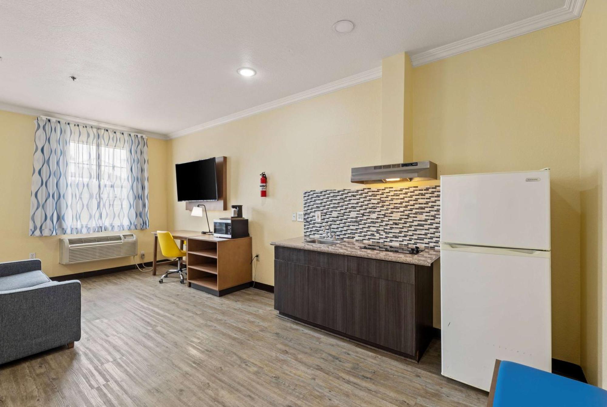 Days Inn & Suites By Wyndham Dfw Airport South-Юлесс Экстерьер фото
