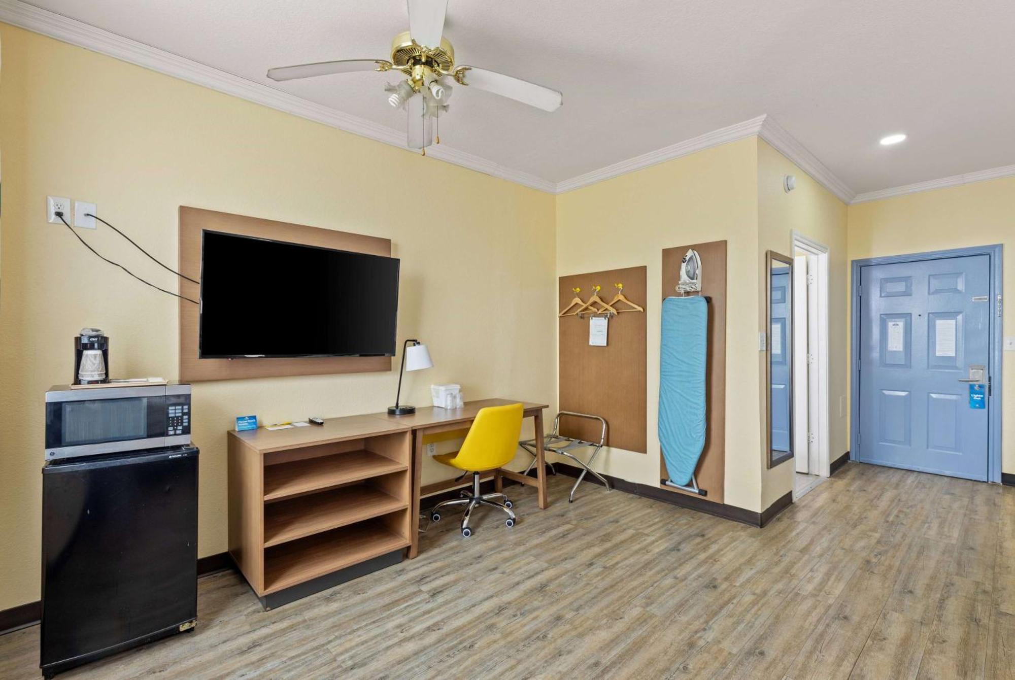 Days Inn & Suites By Wyndham Dfw Airport South-Юлесс Экстерьер фото