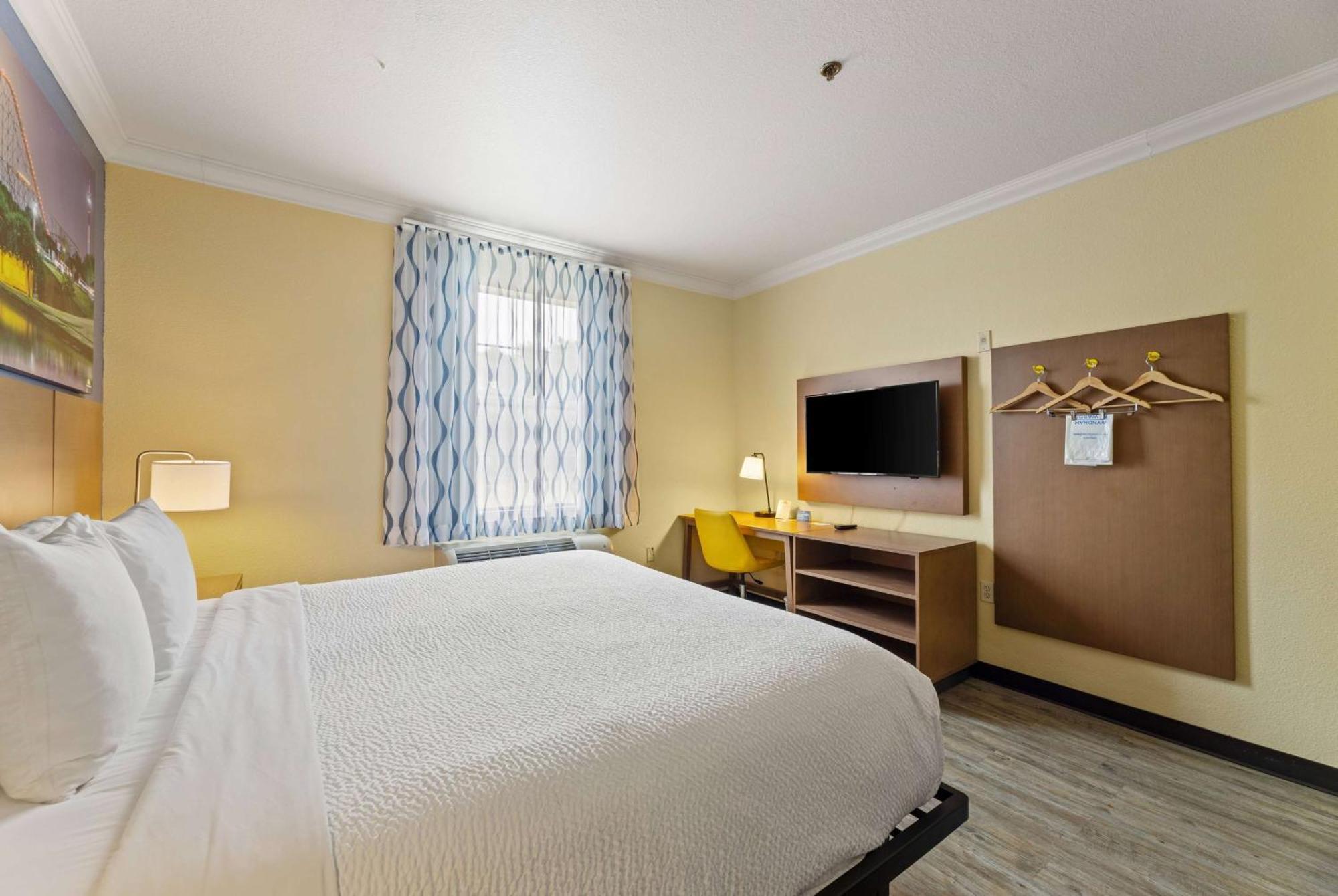 Days Inn & Suites By Wyndham Dfw Airport South-Юлесс Экстерьер фото