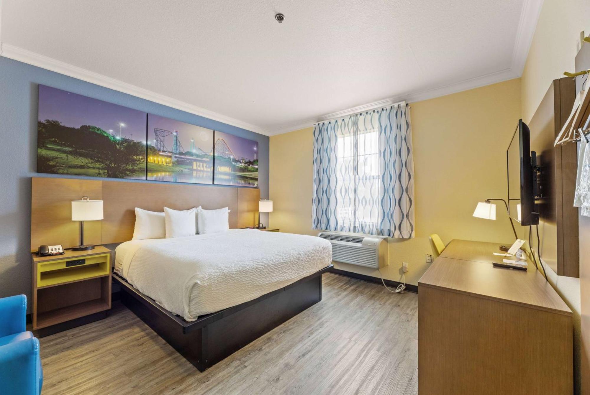 Days Inn & Suites By Wyndham Dfw Airport South-Юлесс Экстерьер фото
