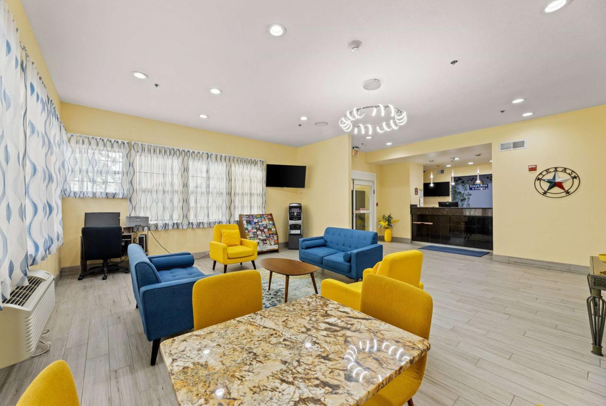 Days Inn & Suites By Wyndham Dfw Airport South-Юлесс Экстерьер фото