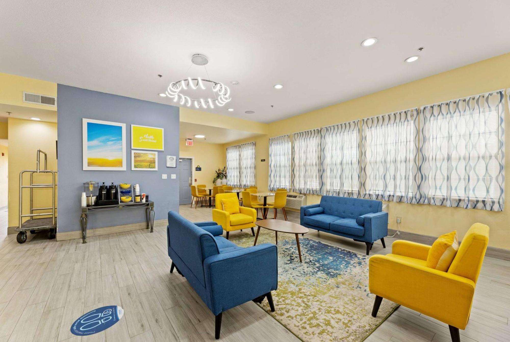 Days Inn & Suites By Wyndham Dfw Airport South-Юлесс Экстерьер фото