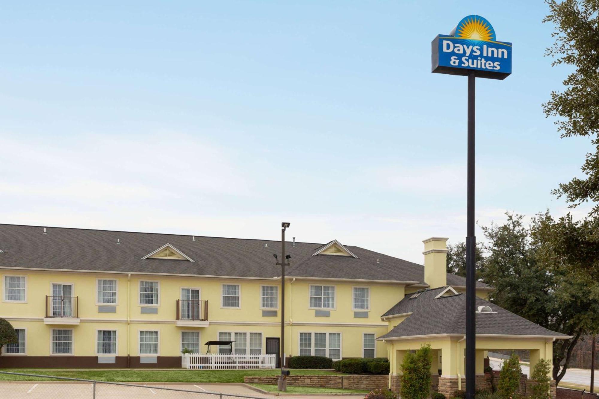 Days Inn & Suites By Wyndham Dfw Airport South-Юлесс Экстерьер фото